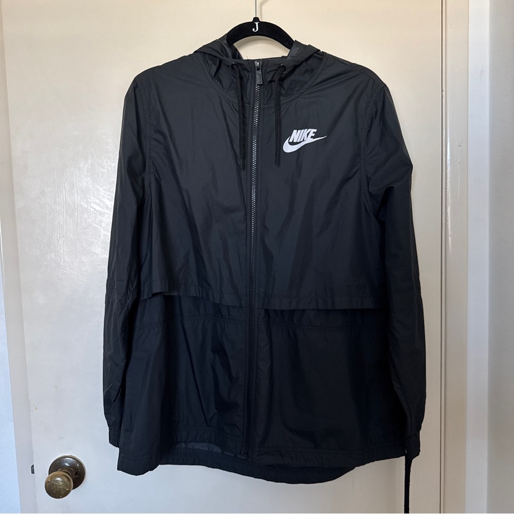 Nike Women’s lightweight Windbreaker with hood in Black Size M
